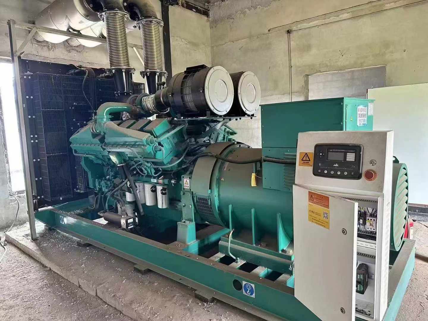 石柱无功补偿装置的性能评估需要考虑哪些因素？