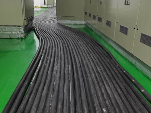 石柱如何根据理论计算公式计算温度对特定电压测量结果的影响？